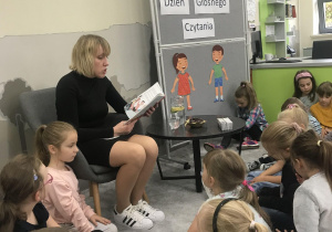 Dzieci słuchają czytanej przez panią Ilonę książki